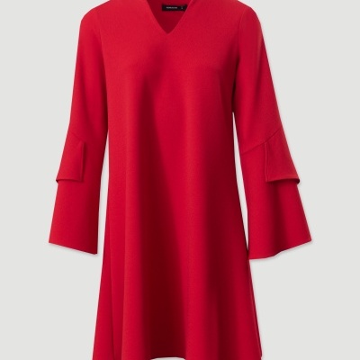 Vestido vermelho com manga comprida e detalhe em babados