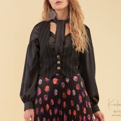 Blusa preta com colete e saia plissada floral