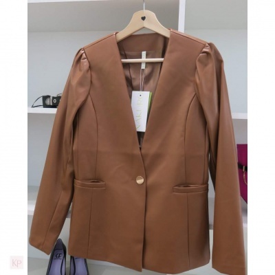 Blazer camel com um botão dourado e cabide de madeira