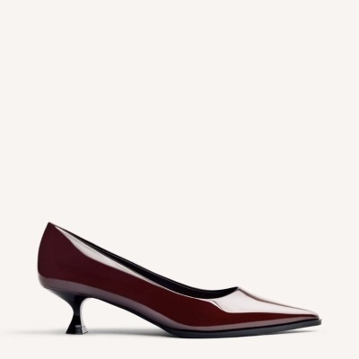 Sapato stiletto verniz bordeaux com salto fino preto sobre fundo claro