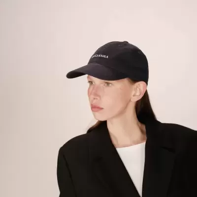 Mulher a usar boné preto com texto 'ALICE & MILA'