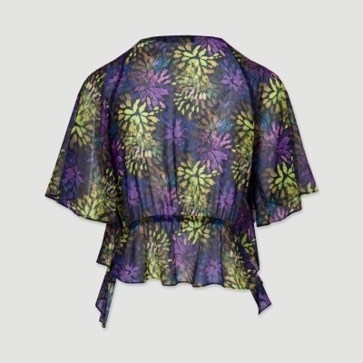 blusa feminina transparente com padrão floral e mangas curtas