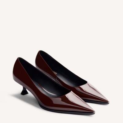 Sapatos de salto baixo em verniz castanho brilhante com bico fino