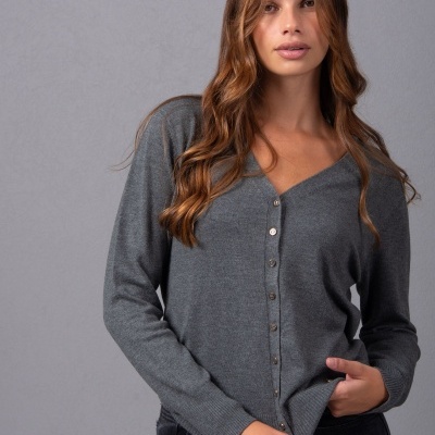 Camisola feminina cinzenta de malha com botões e gola em V