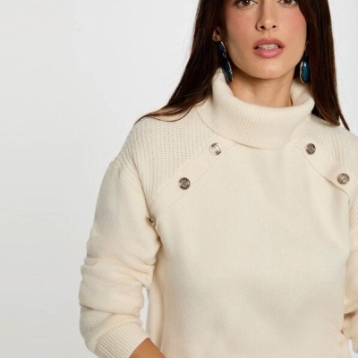 Camisola creme de malha com gola alta e botões metálicos