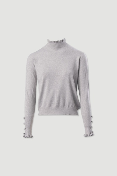 Camisola cinzenta clara com gola alta e folhos