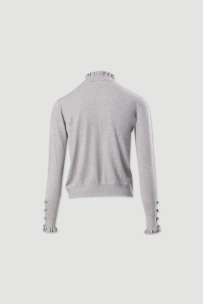 Suéter cinza claro de manga longa com gola alta e punhos com botões e detalhes franzidos