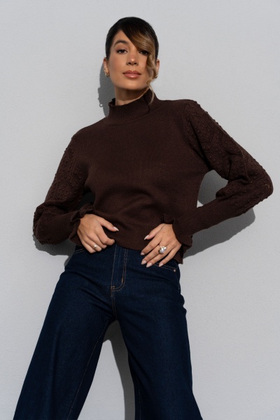 Camisola castanha de malha com padrão texturizado e gola alta com calças denim azul escuro
