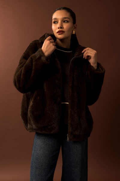 Casaco de pêlo castanho escuro com fecho de correr e calças de ganga azul