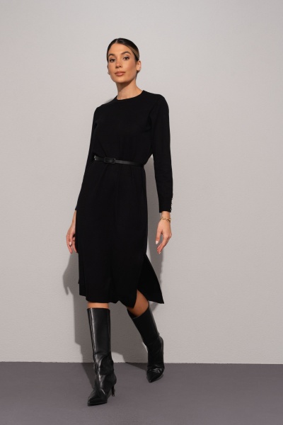 Mulher a usar vestido preto de malha com cinto e botas pretas de cano alto