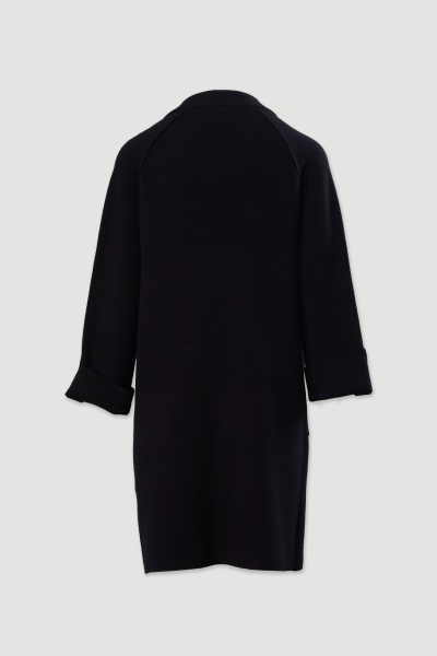 Casaco comprido preto com mangas compridas em fundo cinzento claro