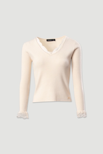 Camisola creme de malha com decote em V e renda branca nas mangas e decote