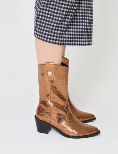 Bota feminina estilo cowboy cor bronze metálica com textura tipo pele de réptil e salto grosso preto