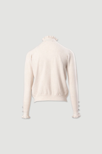 Camisola bege claro com gola e punhos frisados e botões, vista de costas