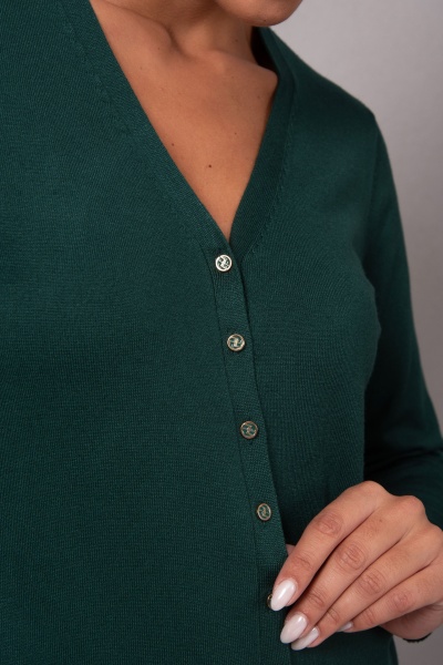 Cardigan feminino verde escuro com botões metálicos e malha fina