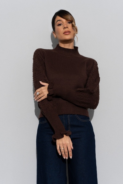 Mulher com camisola castanha de malha e calças de ganga azul escuro