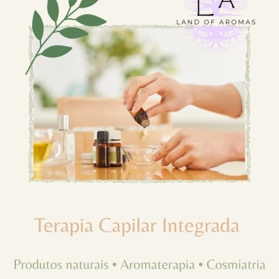 Frascos de óleo essencial e mão a derramar gotas no recipiente para Terapia Capilar Integrada LAND OF AROMAS