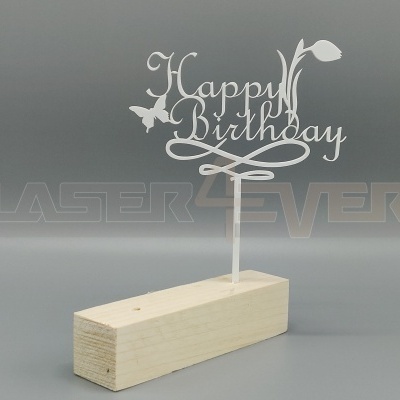 Topo de bolo 'Happy Birthday' em madeira branca com decoração de borboleta e flor