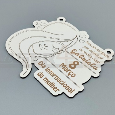 Placa Dia Internacional da Mulher em madeira com nome personalizável.