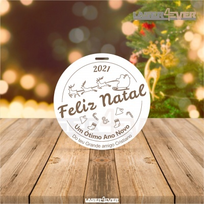 Etiqueta redonda branca com texto Feliz Natal 2021 e desenhos de trenó e rena