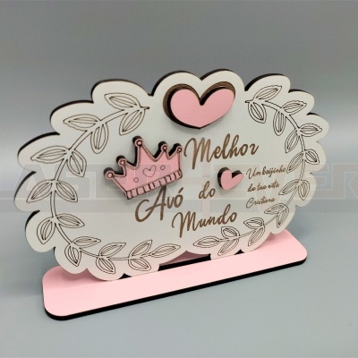 Placa decorativa em madeira com base rosa, coroa e coração em relevo, texto 'Melhor Avó do Mundo'