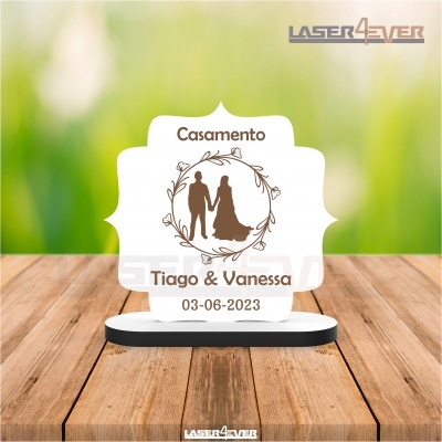 Placa decorativa de casamento com nomes Tiago & Vanessa e data 03-06-2023 sobre base preta