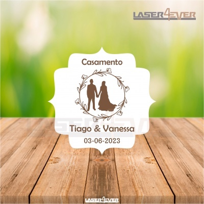 Etiqueta de casamento com texto Tiago & Vanessa 03-06-2023 sobre madeira