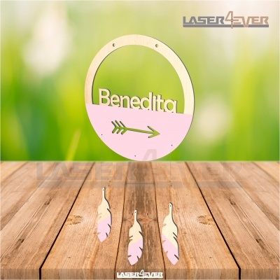 Pêndulo decorativo em madeira bege e rosa com o nome Benedita e penas penduradas sobre mesa de madeira
