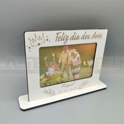 Moldura branca para foto com texto 'Feliz dia dos Avós'