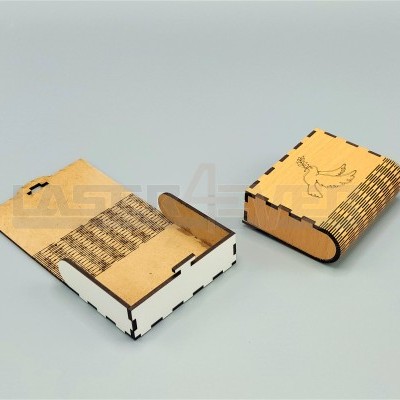 Caixa com nome e data personalizável para lembrança de Batismo ou Comunhão em Madeira.