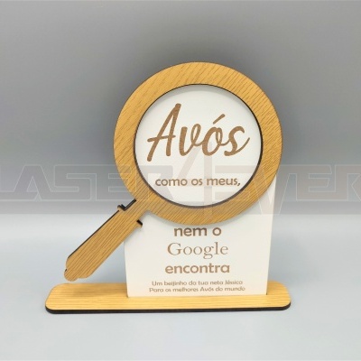 Plaquinha decorativa com texto sobre avós em forma de lupa de madeira