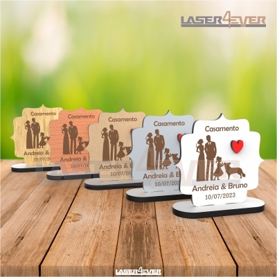 Marcadores de mesa de casamento em madeira e acrílico com nomes e data