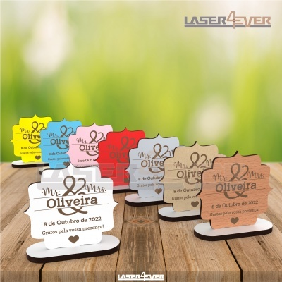 Placas comemorativas de madeira diversas com texto Mr. & Mrs. Oliveira e data 8 de Outubro de 2022
