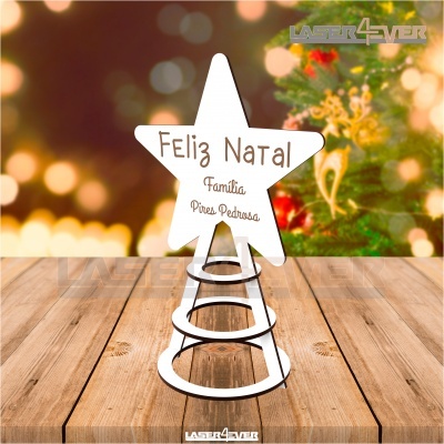 Figura decorativa de madeira em forma de árvore de Natal com estrela e texto Feliz Natal Família Pires Pedrosa