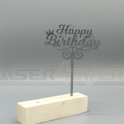 Objeto decorativo para bolo com texto 'Happy Birthday' em metal cinzento claro em bloco de madeira
