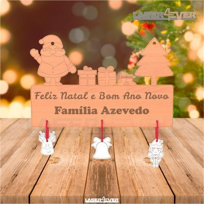 Placa de madeira decorativa de Natal com texto, figuras de Pai Natal, presentes e árvore, pendurais festivos