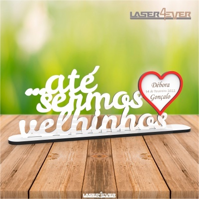 Objeto decorativo em madeira com frase e coração com nomes e data