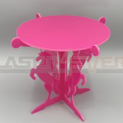 Mesa redonda rosa com base em forma de cavalos