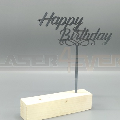 Topo de bolo 'Happy Birthday' preto em base de madeira clara