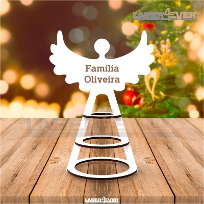 Anjo decorativo branco em madeira com texto Família Oliveira