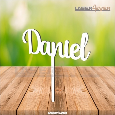 Topo de bolo acrílico branco com nome 'Daniel' em mesa de madeira