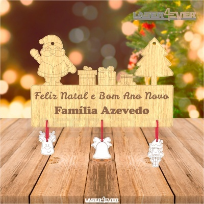 Decoração natalícia em madeira com recortes e frase personalizada para família