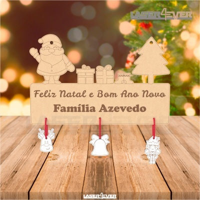 Painel decorativo de Natal em madeira com texto e ornamentos pendurados