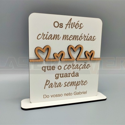 Placa decorativa para avós com texto e corações em madeira