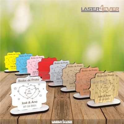 Sete lembranças coloridas de madeira para bodas de prata com nomes e data gravados