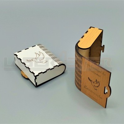 Caixa com nome e data personalizável para lembrança de Batismo ou Comunhão em Madeira.