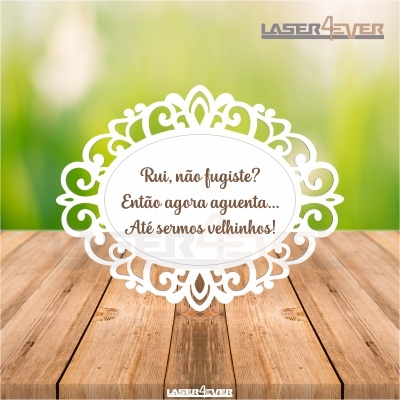 Placa decorativa branca com texto em português sobre superfície de madeira clara