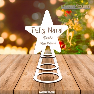 Topo de árvore de Natal branco em estrela com mensagem, sobre mesa de madeira, fundo de luzes natalícias desfocado