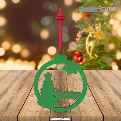 Enfeite de Natal verde com árvore e nome Rodrigo pendurado em corda vermelha na frente de uma árvore de Natal