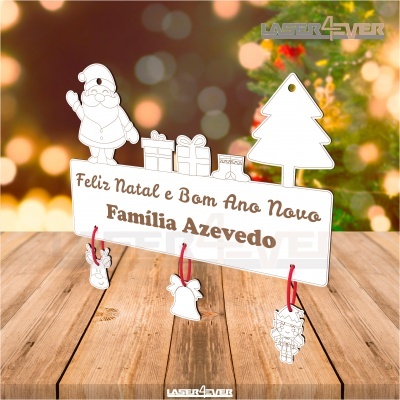 Quadro decorativo de Natal em madeira branca com figuras recortadas e texto de boas festas.